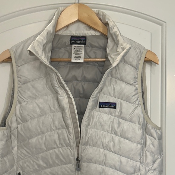 Patagonia Women's White Puffer Vest. Size Large. - Picture 6 of 6
